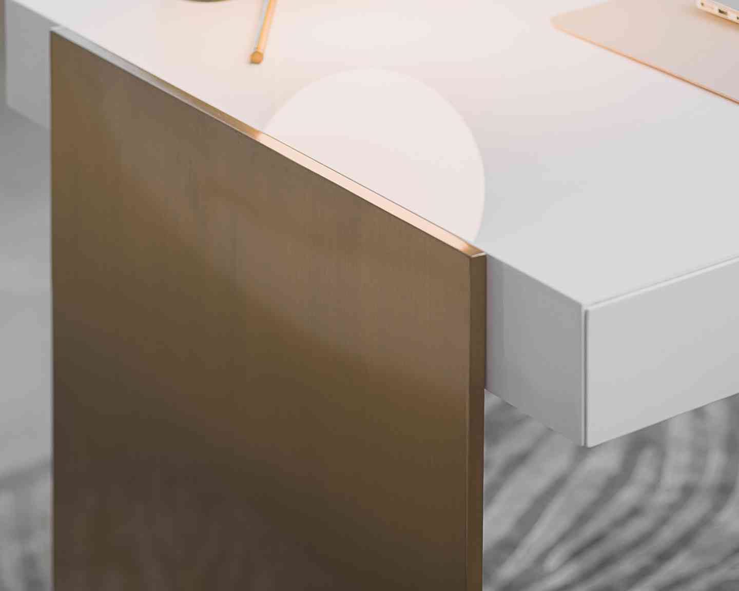 Arlo Desk
